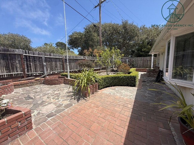 Building Photo - Recently Updated Three Bedroom Upper Hatton Fields Home
