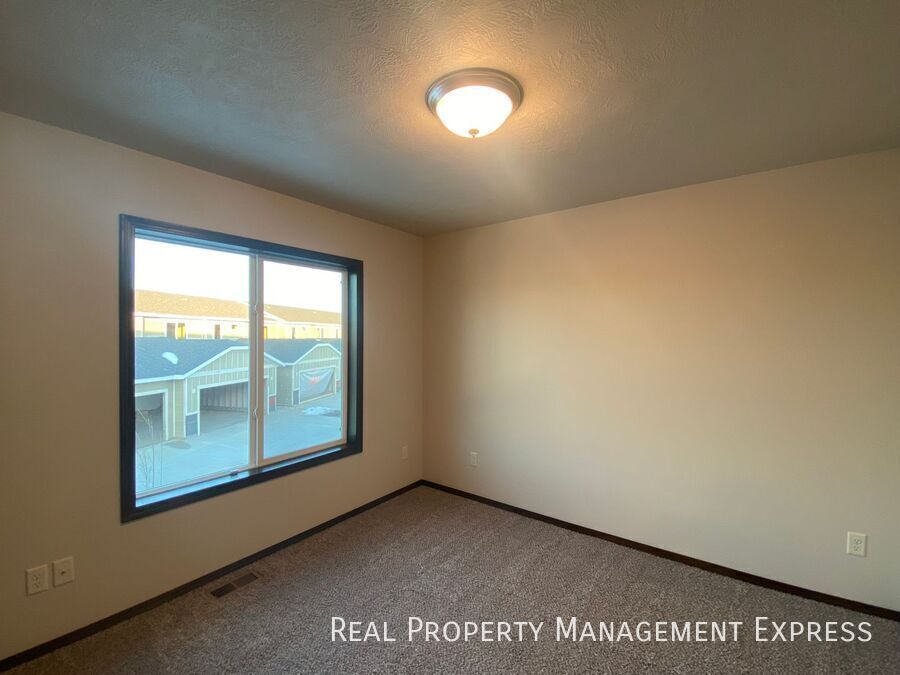 Building Photo - 3 Bed 2.5 Bath Townhome