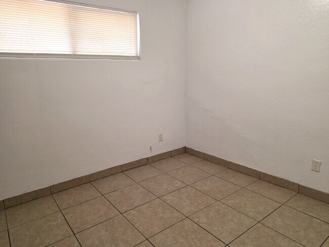 Building Photo - MOVE-IN READY 3 BEDROOM WITH $250 BONUS – ALL TILE & CENTRAL AIR OFFERING $250 GIFT CARE AFTER SU...