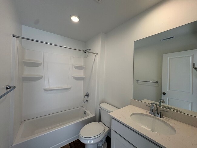 Building Photo - Gorgeous End-Unit Townhome in beautiful Salem!