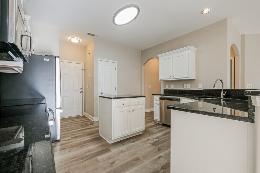 Building Photo - 1990 Lily Valley Dr