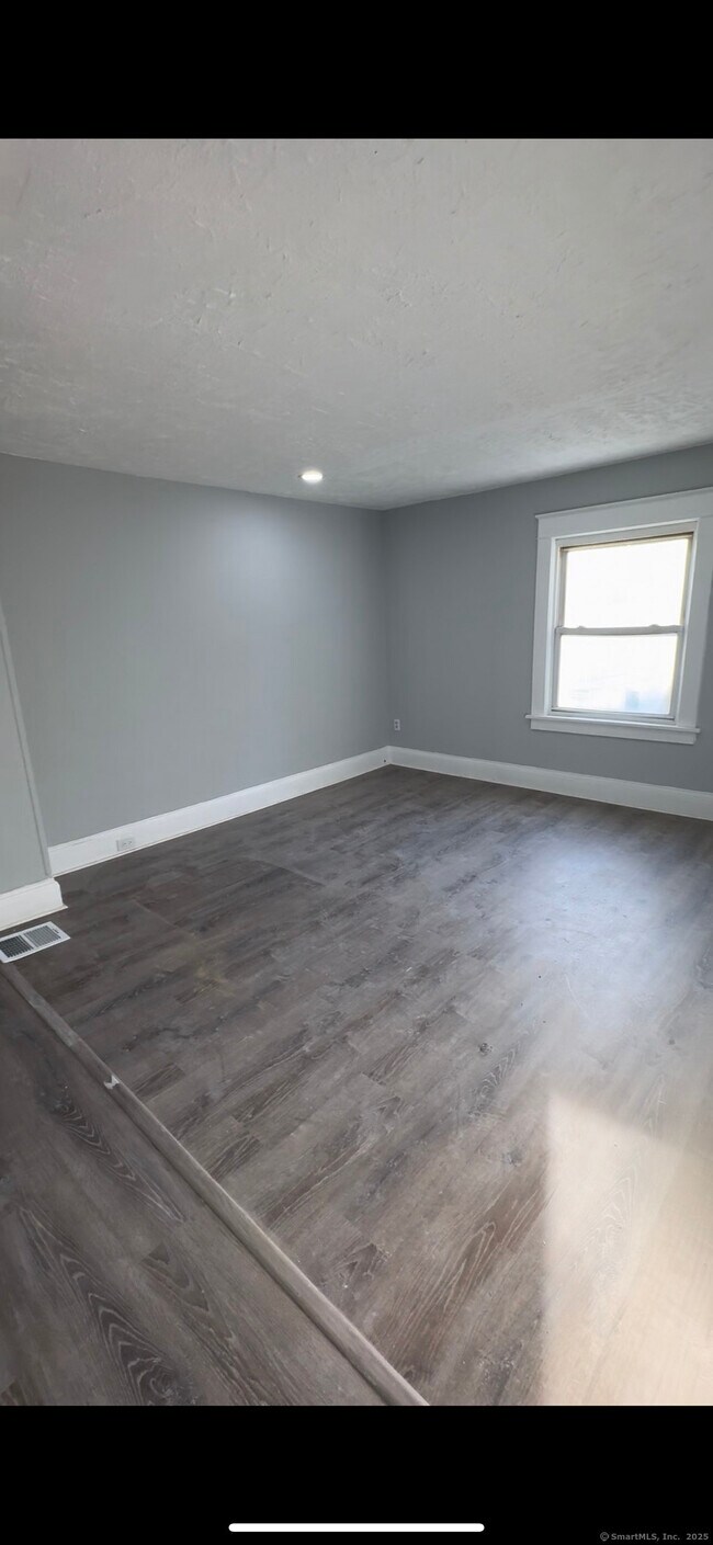 Building Photo - 95 New Canaan Ave