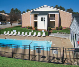 Swimming Pool - Meadow Green Apartments