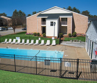 Swimming Pool - Meadow Green Apartments