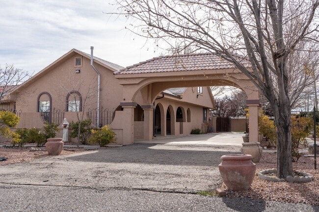 Building Photo - Desert Oasis – Furnished Executive Room in...