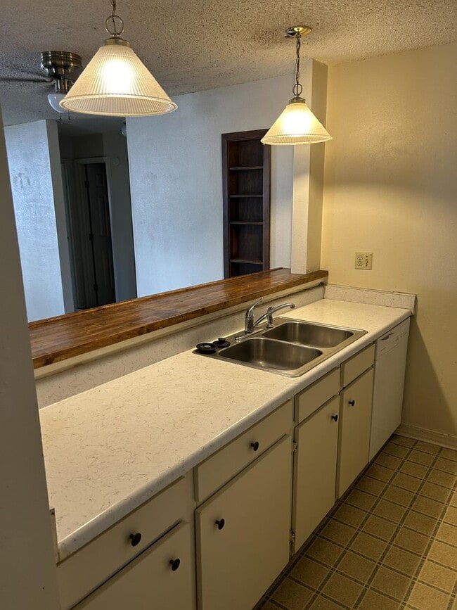 Building Photo - 2 Bedroom 1 Bath Condo with Sun Room!