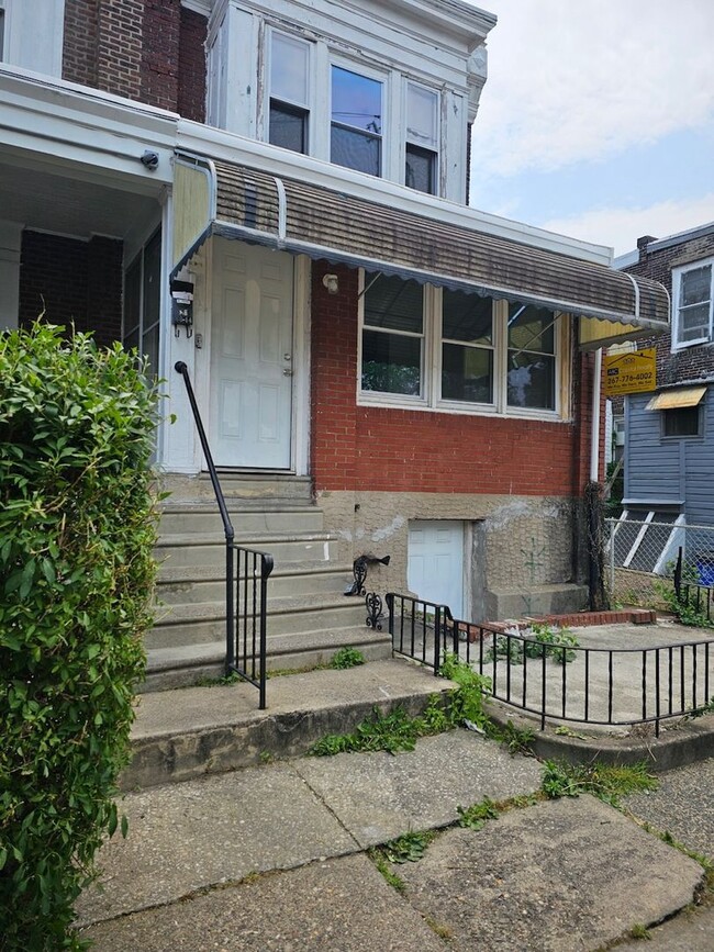 Primary Photo - End Unit - Elmwood Park