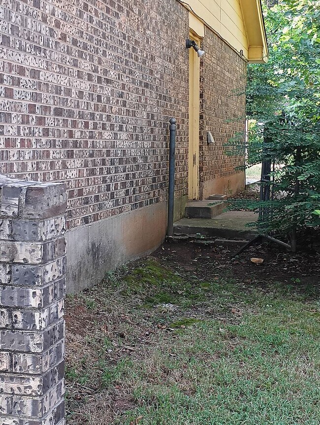 Building Photo - Wonderful Kitchen & New flooring! FIRST FU...