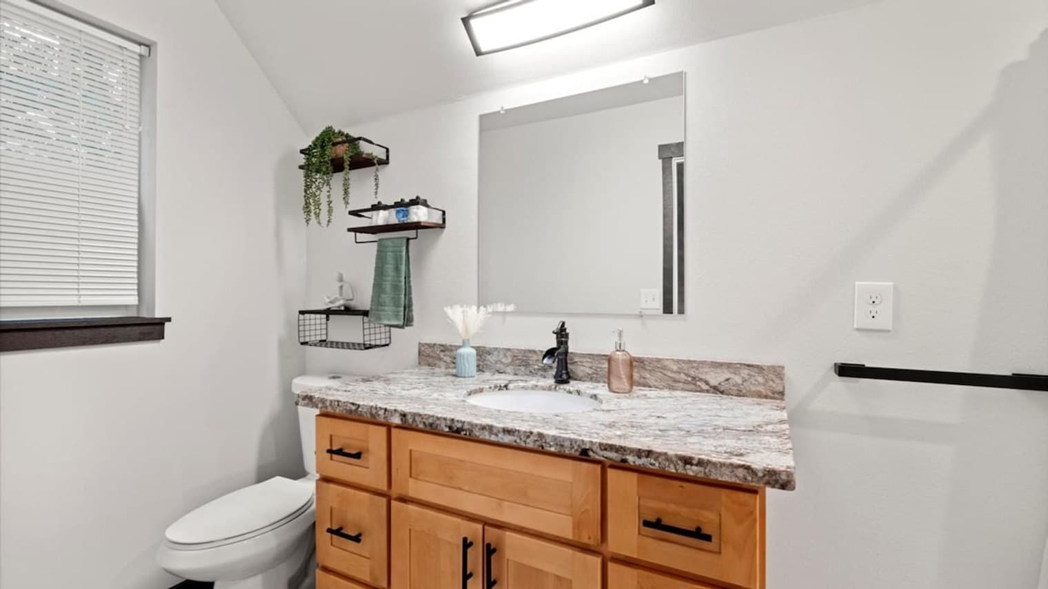 Building Photo - 313 Skate Creek Rd N