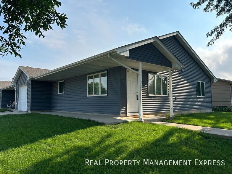 Primary Photo - Charming 2-bedroom 2-bathroom home
