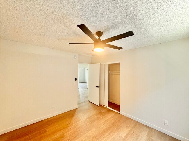 Building Photo - 607 W 82nd St