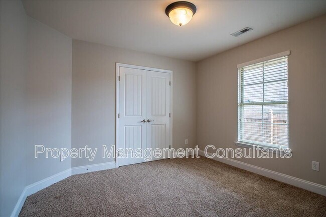 Building Photo - 108 Oak Shade Dr