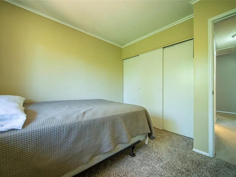 Building Photo - 129 Carmel Woods Dr