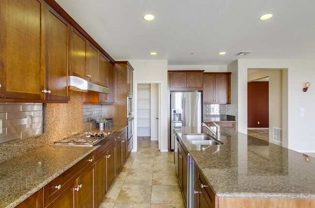 Building Photo - Beautiful Sky Ranch home with Spectacular Views!