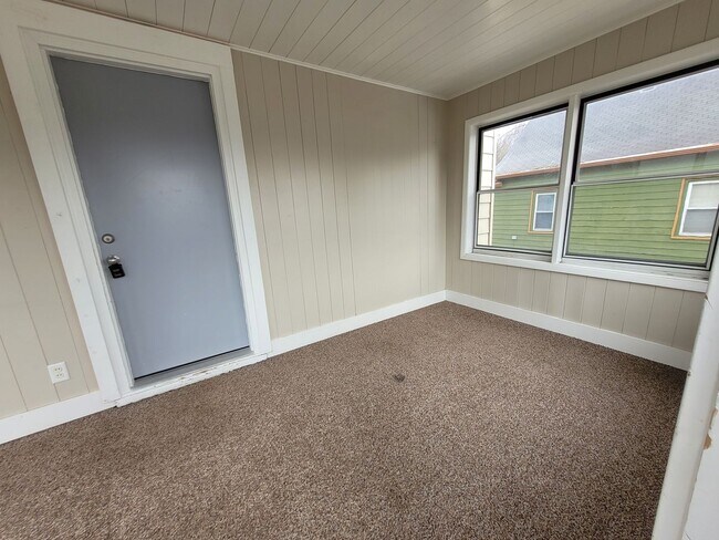 Building Photo - 2 Bedroom, 1 Bathroom home with front porch and fenced yard!