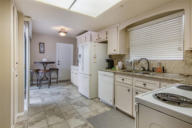 Building Photo - 9344 Briar Forest Dr