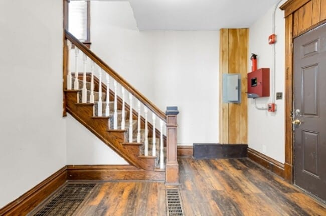 Building Photo - 413 Forest Ave