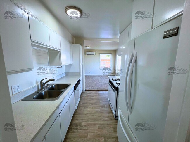 Building Photo - Newly upgraded 3 bd/1.5 bath with fenced yard