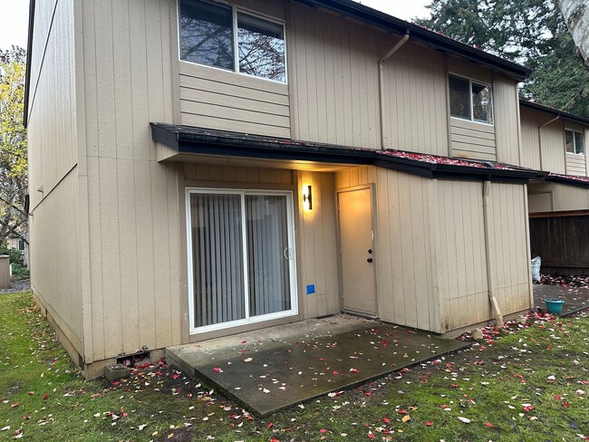 Building Photo - Beautifully updated townhouse in Eugene! (...