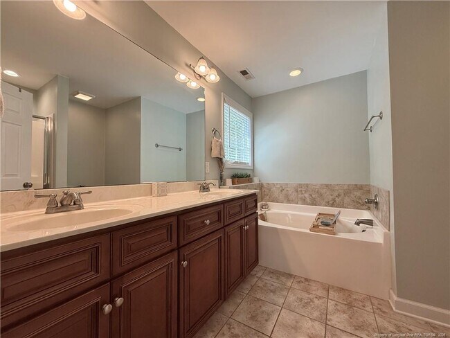 Building Photo - 275 Maplewood Dr