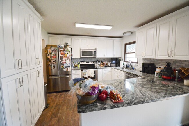 Building Photo - Charming 3-Bed, 2.5-Bath Split-Level Home ...