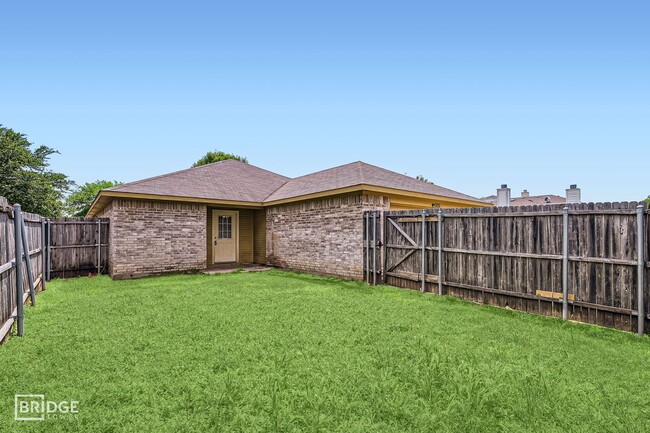 Building Photo - 1925 Cross Oaks Dr