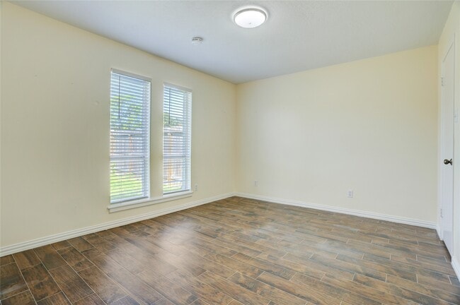 Building Photo - 15 Bendwood Dr