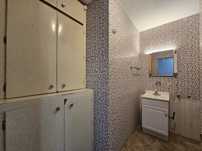 Building Photo - 4521 Rushmore Dr NE