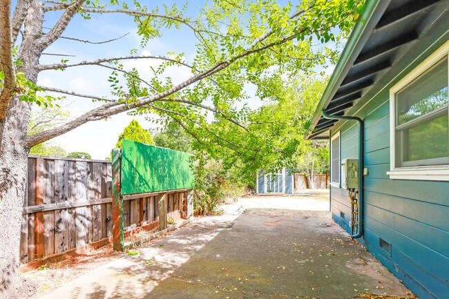 Building Photo - 3 Bedroom Home In Desirable Lafayette!