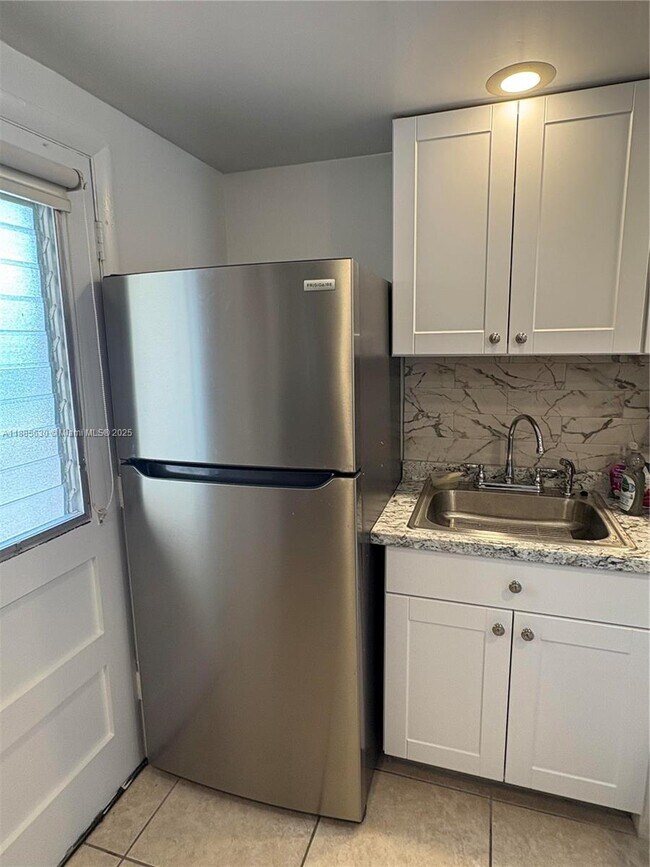 Building Photo - 2999 Point E Dr