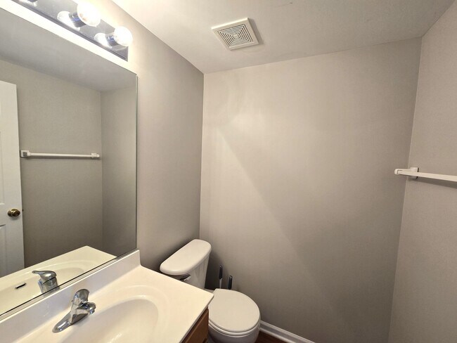 Building Photo - 652 S Rosehall Ln