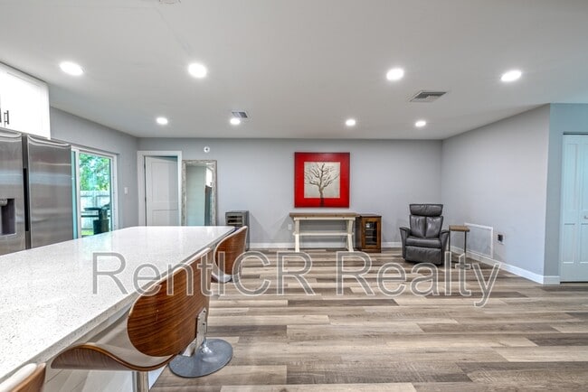 Building Photo - 3101 Carriage Dr