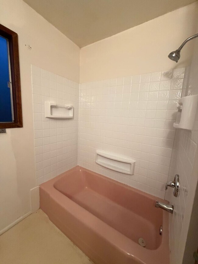 Building Photo - Upper unit duplex with views!
