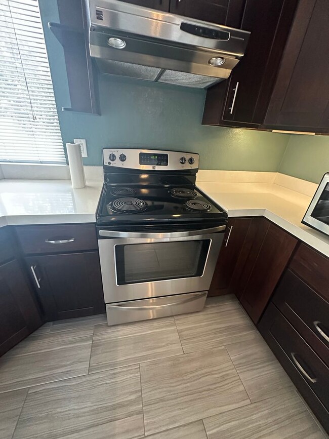 Building Photo - Condo, ready for move-in!