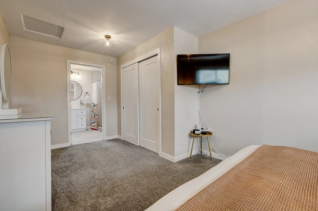 Building Photo - 3483 S Glencoe St