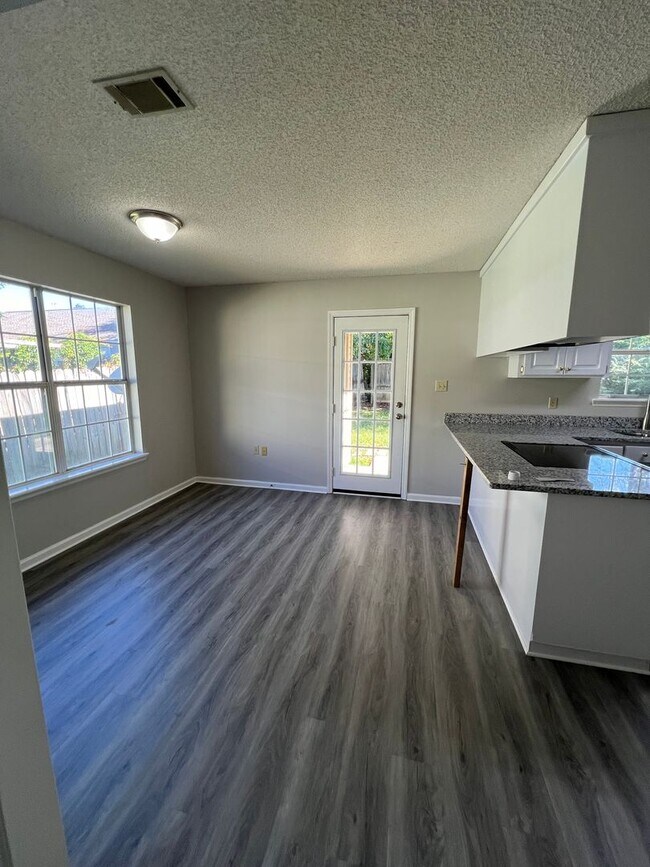 Building Photo - Beautiful 3 Bedroom 2 Bath Home