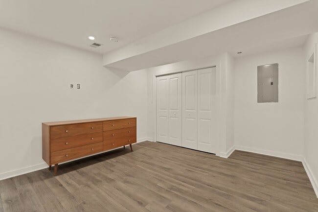 Building Photo - Bright and Spacious Terrace Level 2br in Mt. Pleasant!