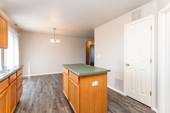 Building Photo - Fantastic Sand Creek Condo- 3 Bedrooms - 2...