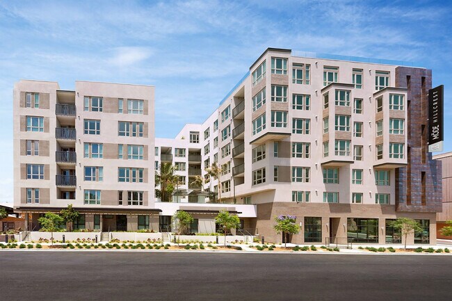 Building Photo - 635 Robinson Ave