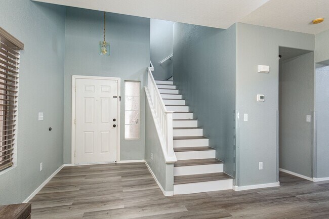 Building Photo - 3 bedroom home located near 215 Freeway and shopping.