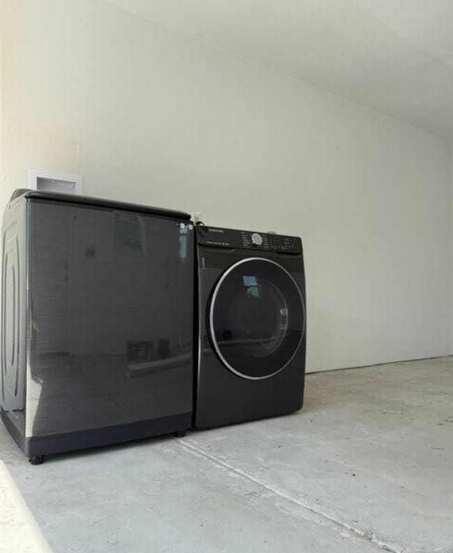 Building Photo - Newly Remodeled 2 bed+ 1.5 bath Single Fam...