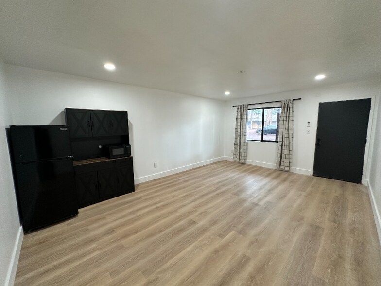 Building Photo - 1078 E White Mountain Blvd