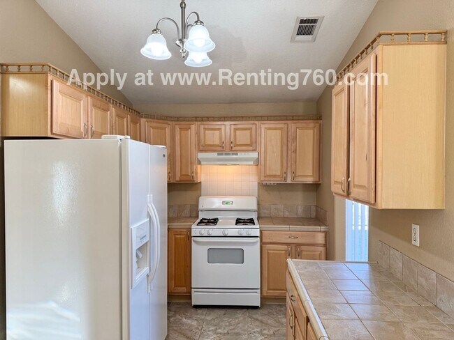 Building Photo - Cozy 3 Bed 2 Bath Home Near Base!