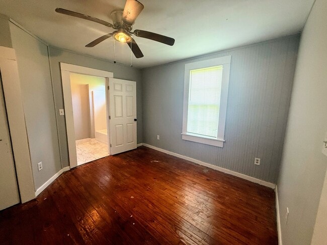 Building Photo - Downtown Living: 1 Bedroom Apartment