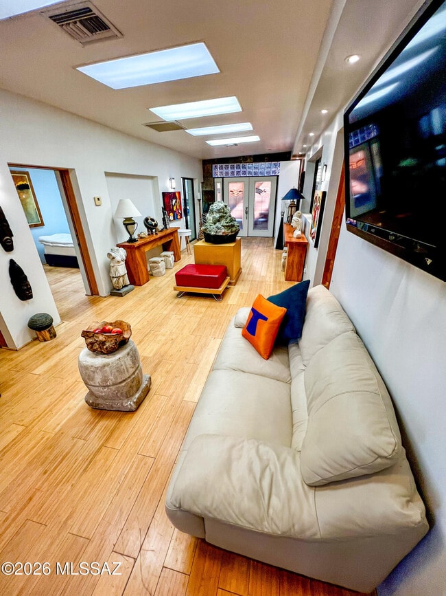 Building Photo - 708 W Mesa Verde Dr