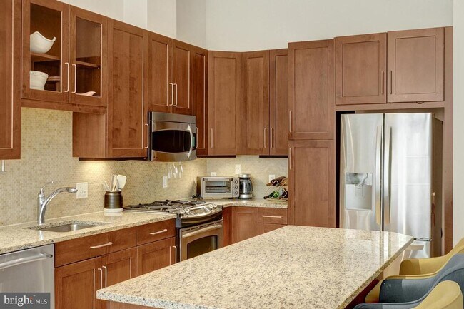 Building Photo - 8220 Crestwood Heights Dr