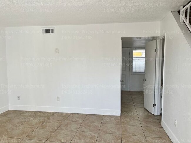 Building Photo - 2-bedroom/ 1.5- bathroom townhome. *Move I...