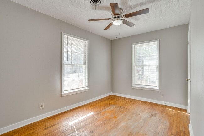 Building Photo - 3109 Dogwood Park Dr