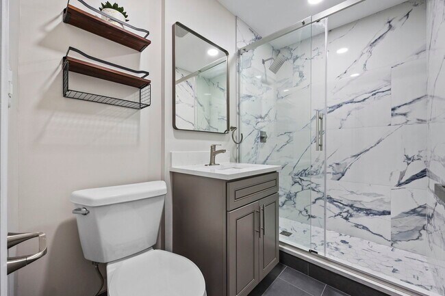 Building Photo - 714-716 S River St