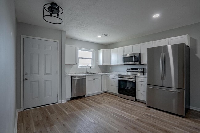 Building Photo - 1312 Farmingdale Dr